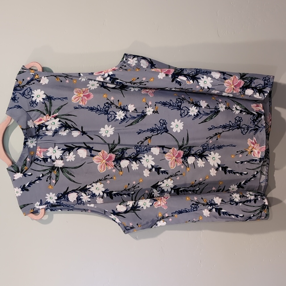 SHEIN Curve Gray Sleeveless Keyhole Tie Back Floral Print Blouse Size 4X